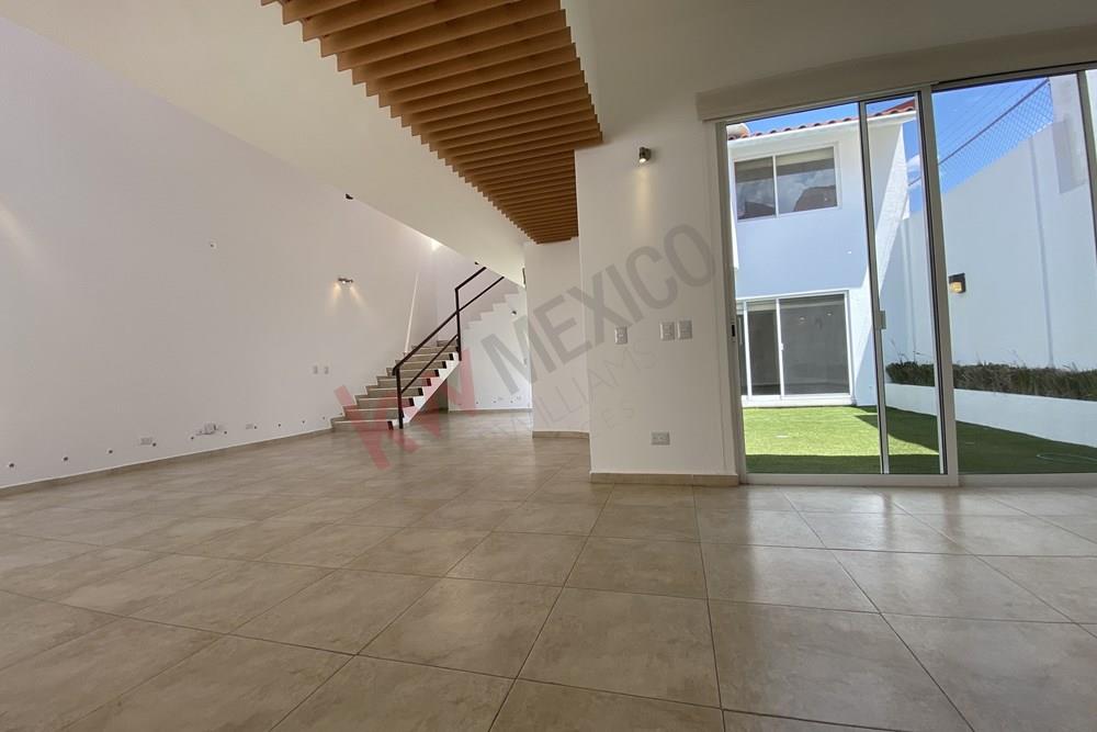 VENTA! CASA DE AMPLIOS ESPACIOS CON RECÁMARA EN PLANTA BAJA Y DEPARTAMENTO INDEPENDIENTE, MILENIO III, QRO!