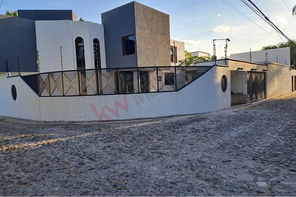 Estilo de vida en tu nuevo hogar con 5 recamaras , 11 autos en  Villas del Mesón Juriquilla Querétaro
