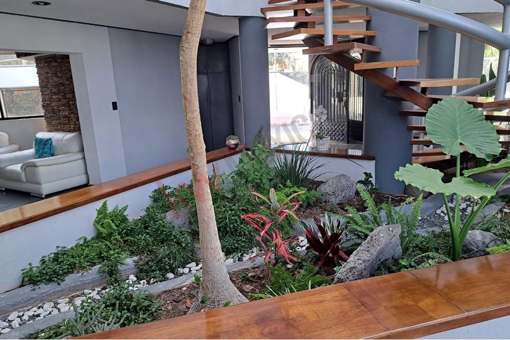 Estilo de vida en tu nuevo hogar con 5 recamaras , 11 autos en  Villas del Mesón Juriquilla Querétaro