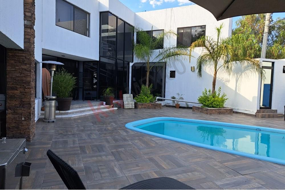 Estilo de vida en tu nuevo hogar con 5 recamaras , 11 autos en  Villas del Mesón Juriquilla Querétaro