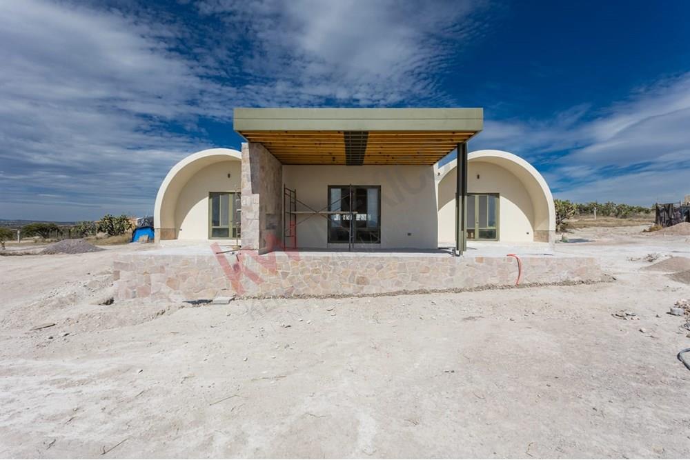 Casa Mahis: Offering single-floor living with panoramic 360-degree views of the countryside.