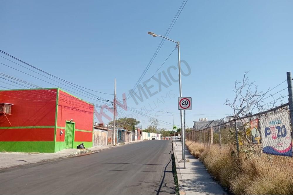 SE VENDE TERRENO USO DE SUELO COMERCIAL HABITACIONAL CON GRAN APERTURA DE GIROS DE NEGOCIO, JUNTO A LA PRÓXIMA FARMACIA GUADALAJARA EN CERRITO COLORADO