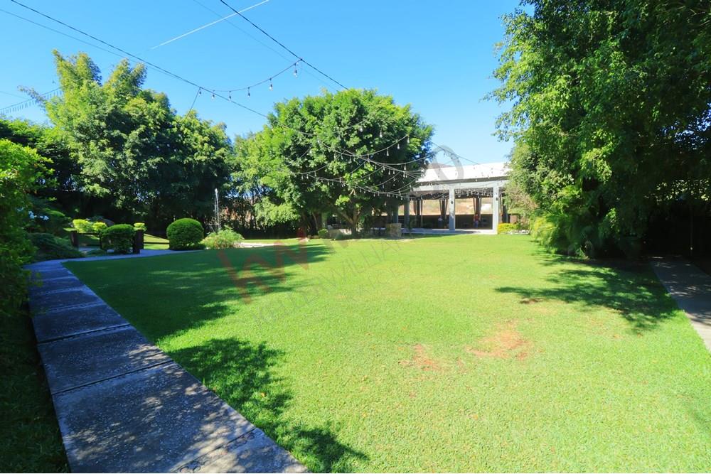 Jardín para eventos sociales y empresariales, terreno comercial en venta, Alpuyeca, Morelos.