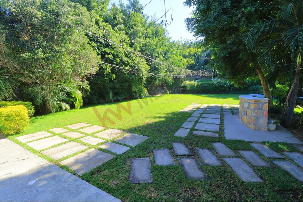 Jardín para eventos sociales y empresariales, terreno comercial en venta, Alpuyeca, Morelos.