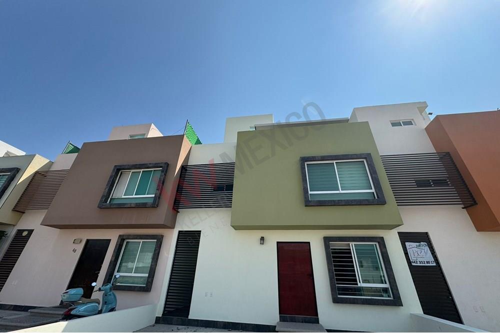 Hermosa casa en Venta de tres pisos con Roof, terraza y balcón en venta en El Mirador Querétaro