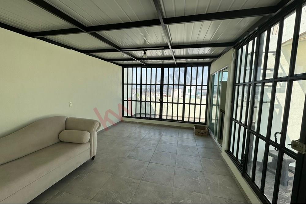 Hermosa casa en Venta de tres pisos con Roof, terraza y balcón en venta en El Mirador Querétaro