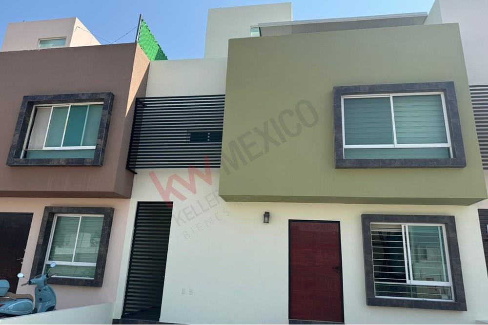 Hermosa casa en Venta de tres pisos con Roof, terraza y balcón en venta en El Mirador Querétaro