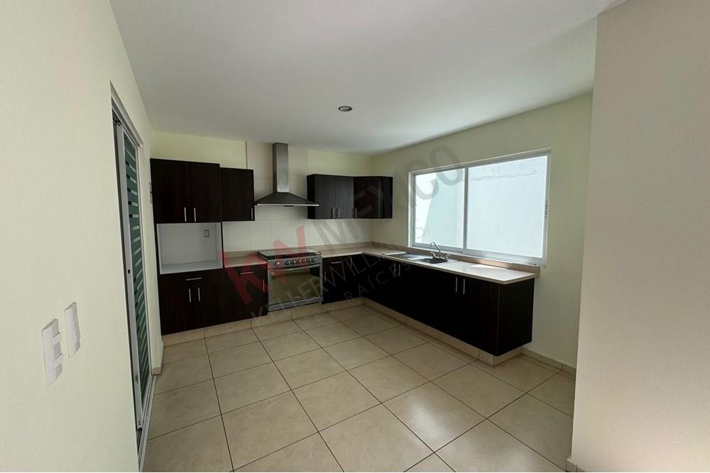 Hermosa casa en Venta de tres pisos con Roof, terraza y balcón en venta en El Mirador Querétaro