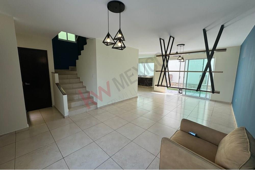 Hermosa casa en Venta de tres pisos con Roof, terraza y balcón en venta en El Mirador Querétaro