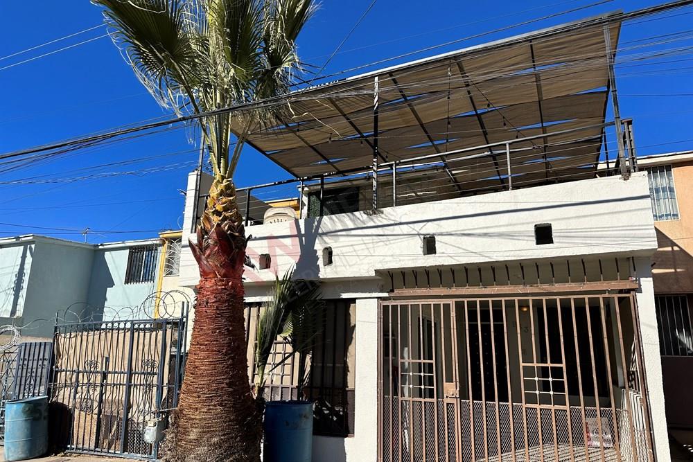 CASA DE 3 RECAMARAS UNA EN PLANTA BAJA EN RENTA AMUEBLADA EN FRACC. SALVARCAR DE JUAREZ NUEVO EN CIUDAD JUAREZ CHIHUAHUA, SECTOR LAS TORRES.
