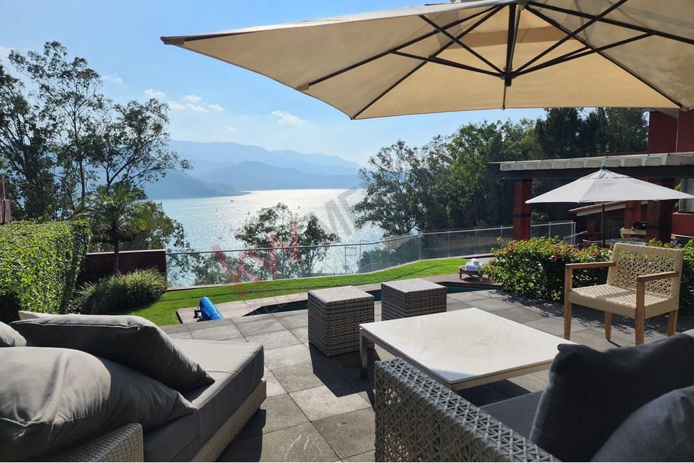 CASA EN VENTA EN VALLE DE BRAVO CON ESPECTACULAR VISTA AL LAGO EN ZONA