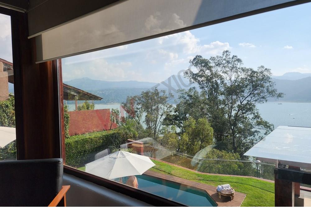 CASA EN VENTA EN VALLE DE BRAVO CON ESPECTACULAR VISTA AL LAGO EN ZONA