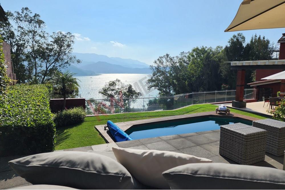 CASA EN VENTA EN VALLE DE BRAVO CON ESPECTACULAR VISTA AL LAGO EN ZONA