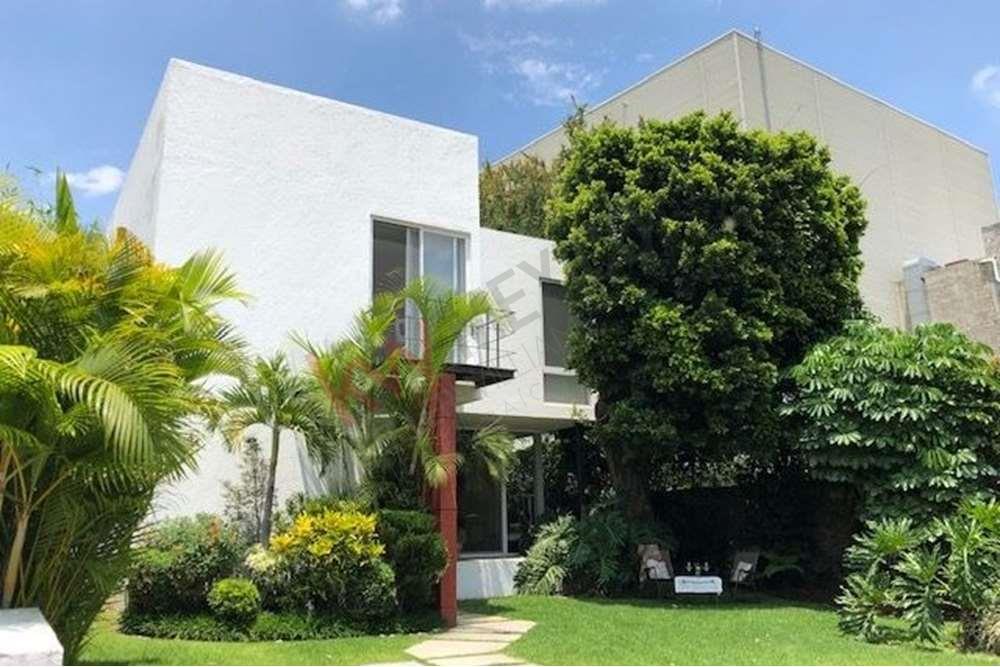 Casa Moderna en Venta con doble seguridad, en Lomas de la Selva (Cerrada  Cananea)