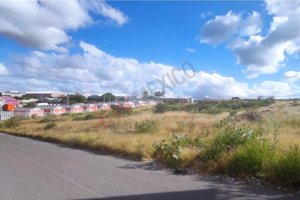 Terreno Comercial y de Servicios sobre carretera a Mexico 45