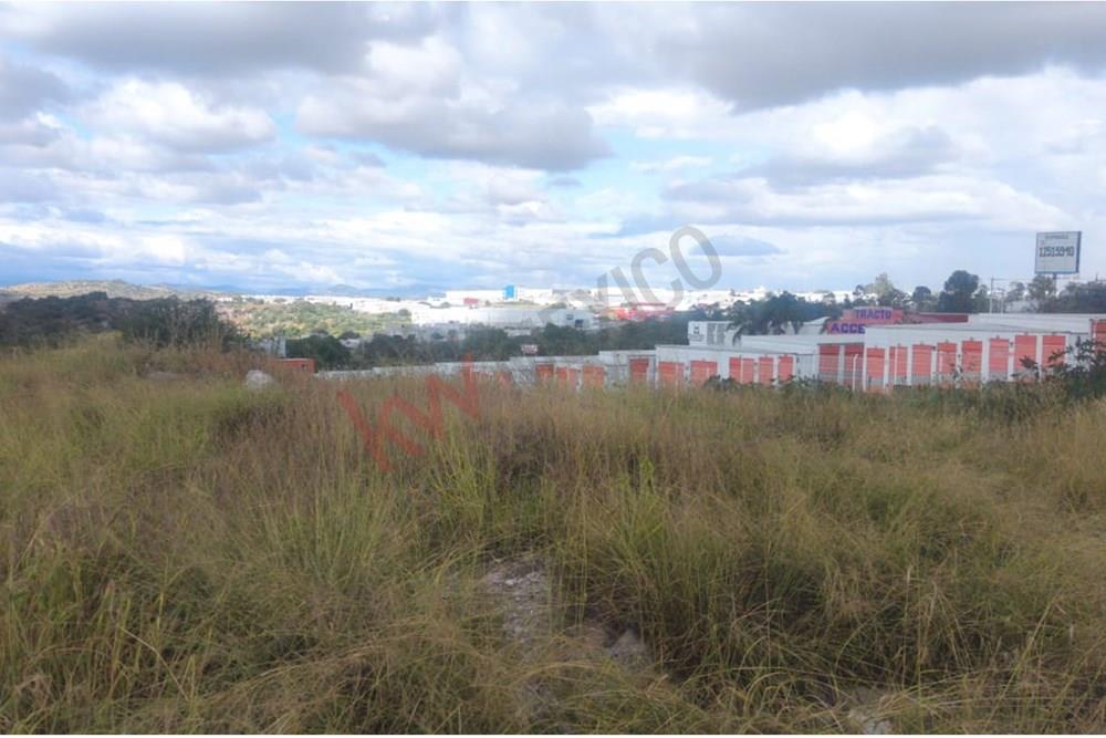 Terreno Comercial y de Servicios sobre carretera a Mexico 45