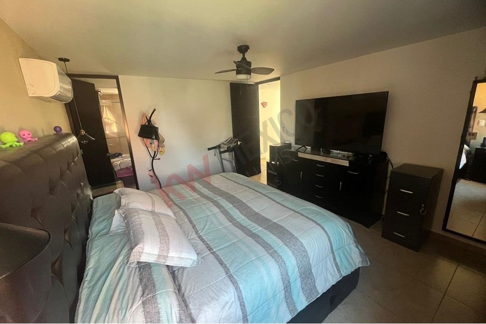 Casa en Renta en exclusivo fraccionamiento en 'Puerta Real' , cerca de plazas comerciales, bancos ,colegios, hospitales, restaurantes y a 5 min. de la salida Mexico-Celaya