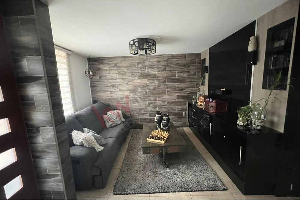 Casa en Renta en exclusivo fraccionamiento en 'Puerta Real' , cerca de plazas comerciales, bancos ,colegios, hospitales, restaurantes y a 5 min. de la salida Mexico-Celaya