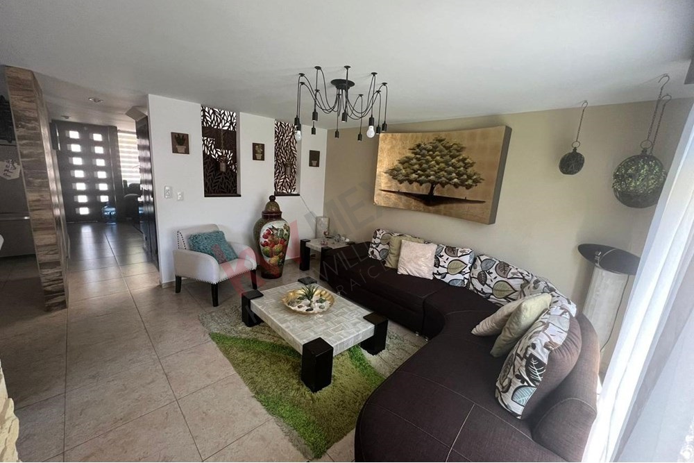 Casa en Renta en exclusivo fraccionamiento en 'Puerta Real' , cerca de plazas comerciales, bancos ,colegios, hospitales, restaurantes y a 5 min. de la salida Mexico-Celaya