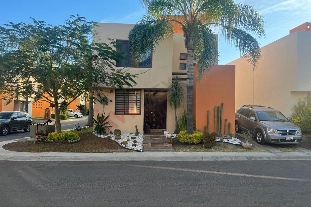 Casa en Renta en exclusivo fraccionamiento en 'Puerta Real' , cerca de plazas comerciales, bancos ,colegios, hospitales, restaurantes y a 5 min. de la salida Mexico-Celaya