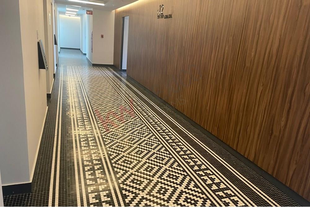 Renta de oficina nueva en edificio LEVEL con un piso completo de amenidades