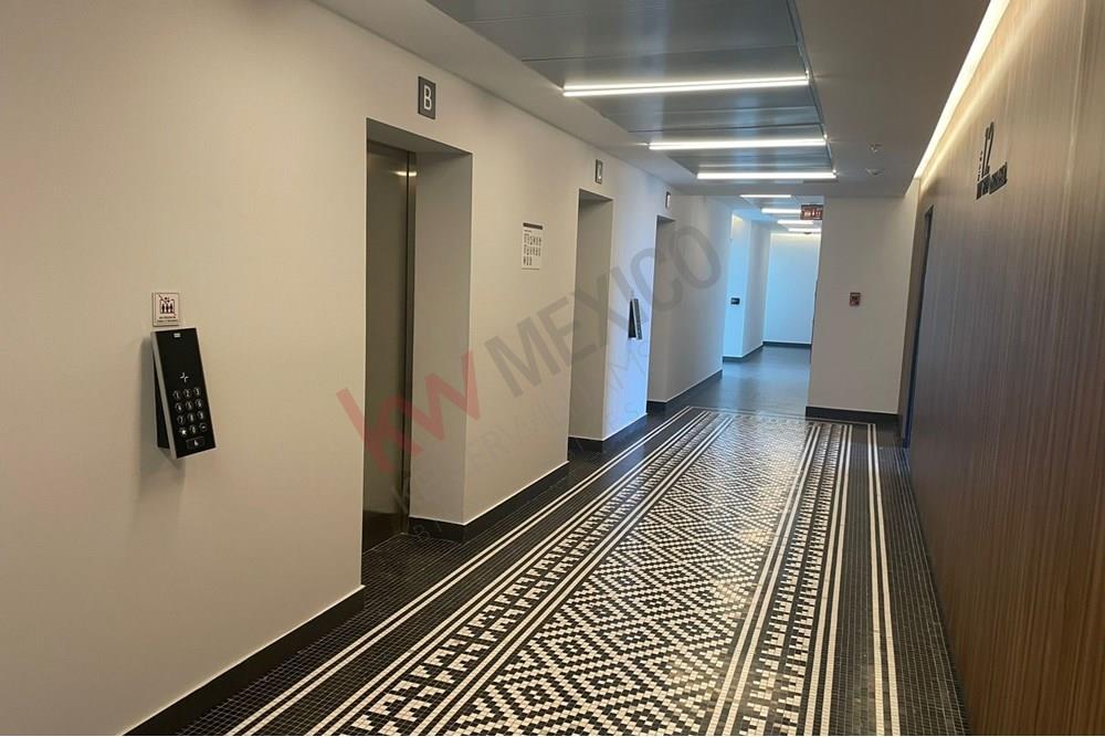 Renta de oficina nueva en edificio LEVEL con un piso completo de amenidades