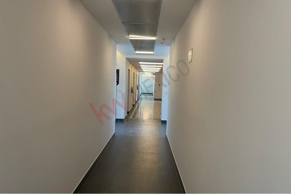 Renta de oficina nueva en edificio LEVEL con un piso completo de amenidades