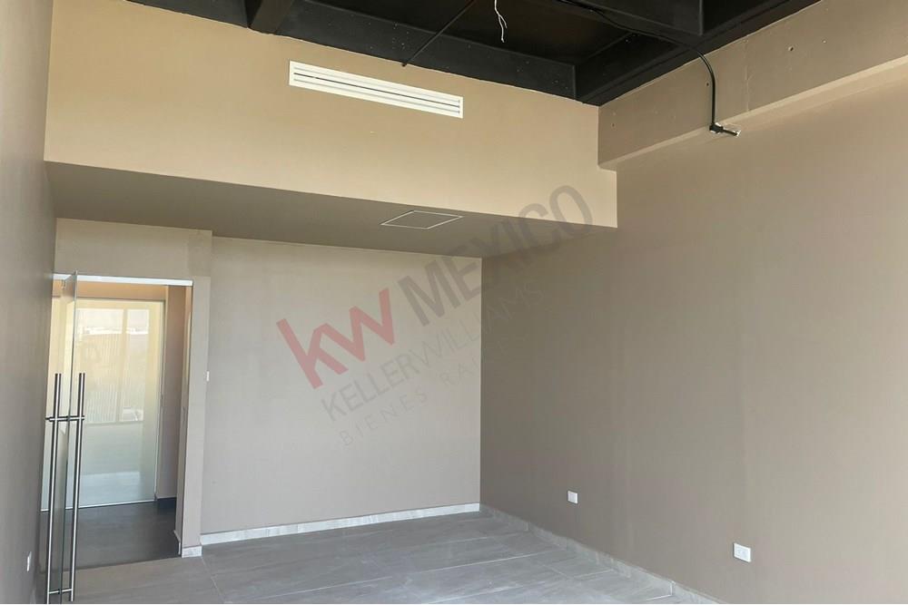 Renta de oficina nueva en edificio LEVEL con un piso completo de amenidades