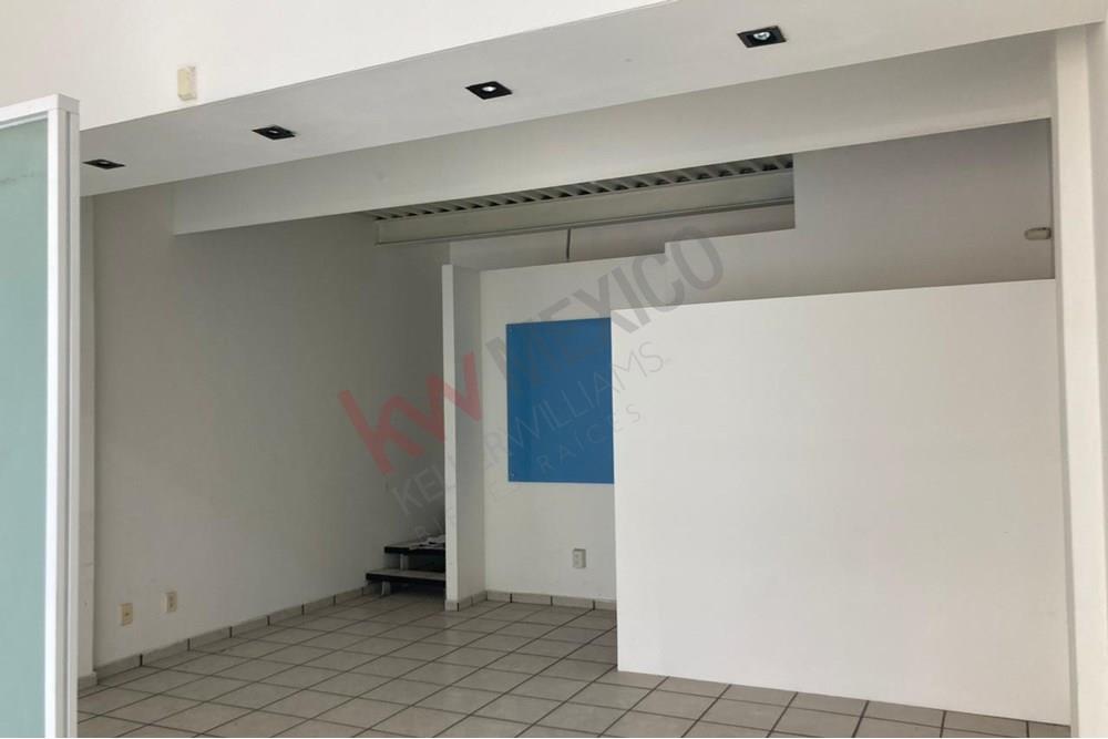Se renta local comercial en Plaza Trébol Corregidora, Querétaro