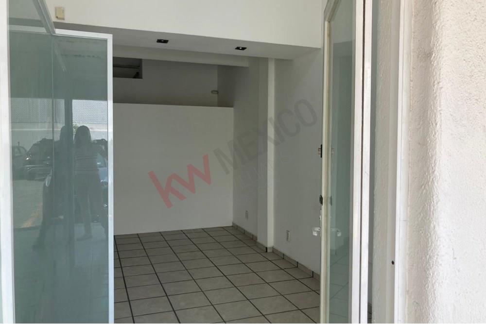Se renta local comercial en Plaza Trébol Corregidora, Querétaro