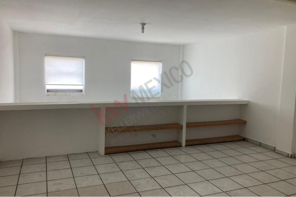 Se renta local comercial en Plaza Trébol Corregidora, Querétaro