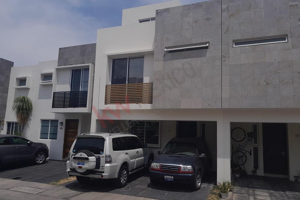 Casa en Renta de 3 plantas dentro del Coto real del Carmen Zapopan en Zona  Real