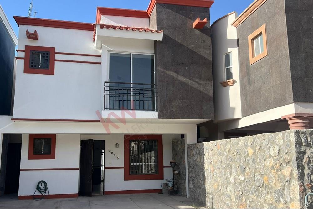 Casa en renta en Fraccionamiento jardines de santa Clara, con 3 recamaras frente a parque