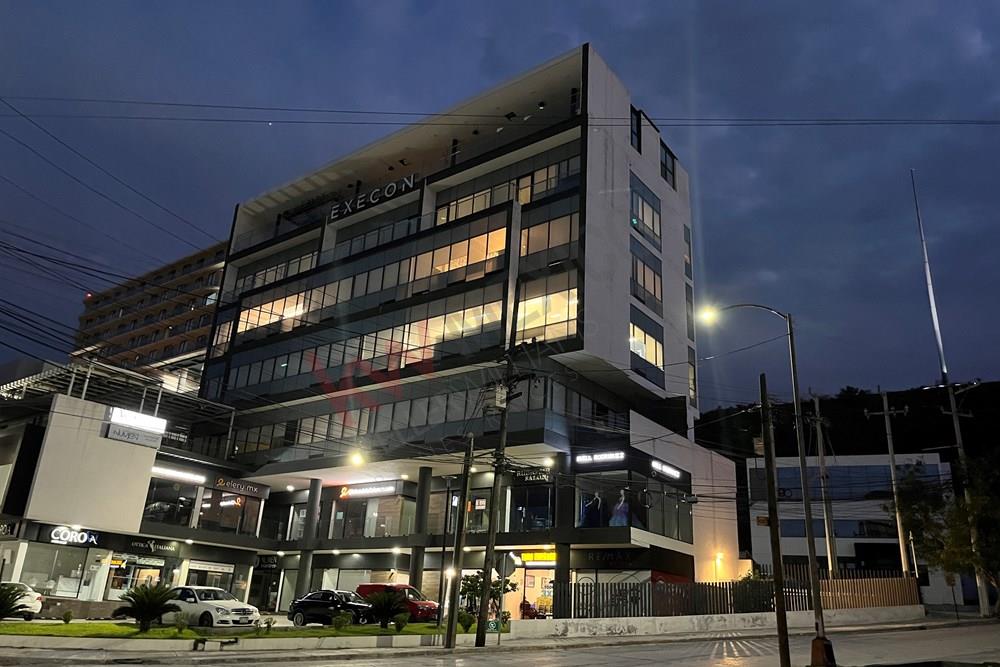 Se renta local comercial en edificio Execon  Obispado