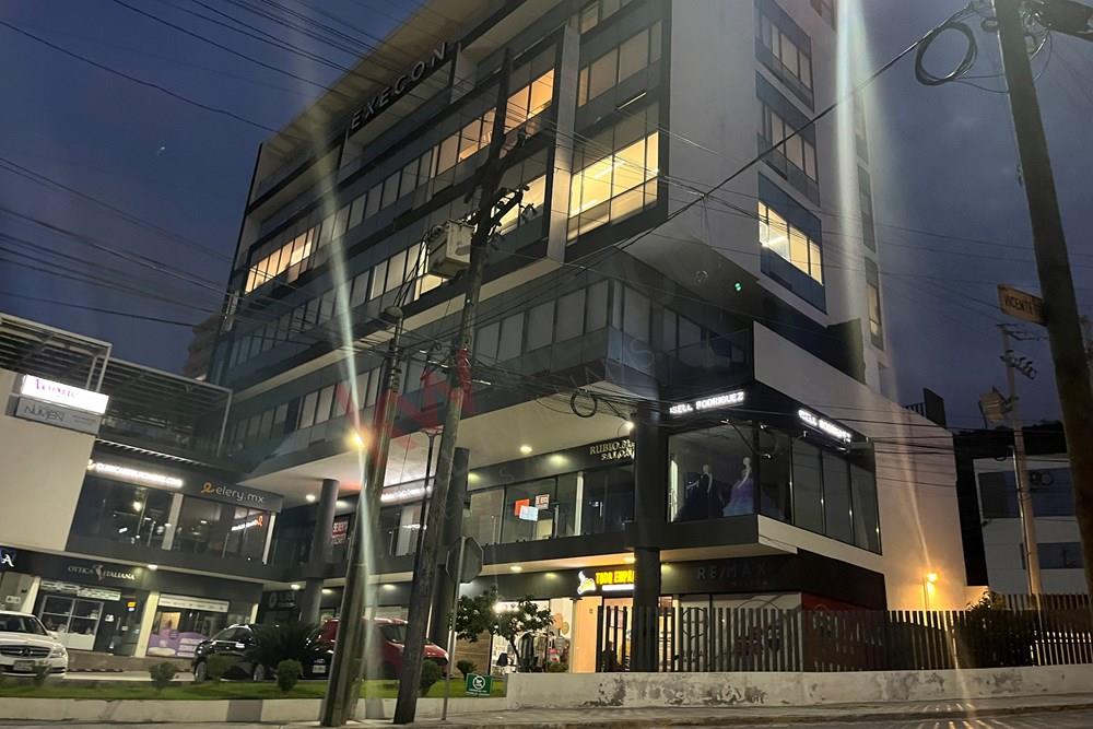 Se renta local comercial en edificio Execon  Obispado