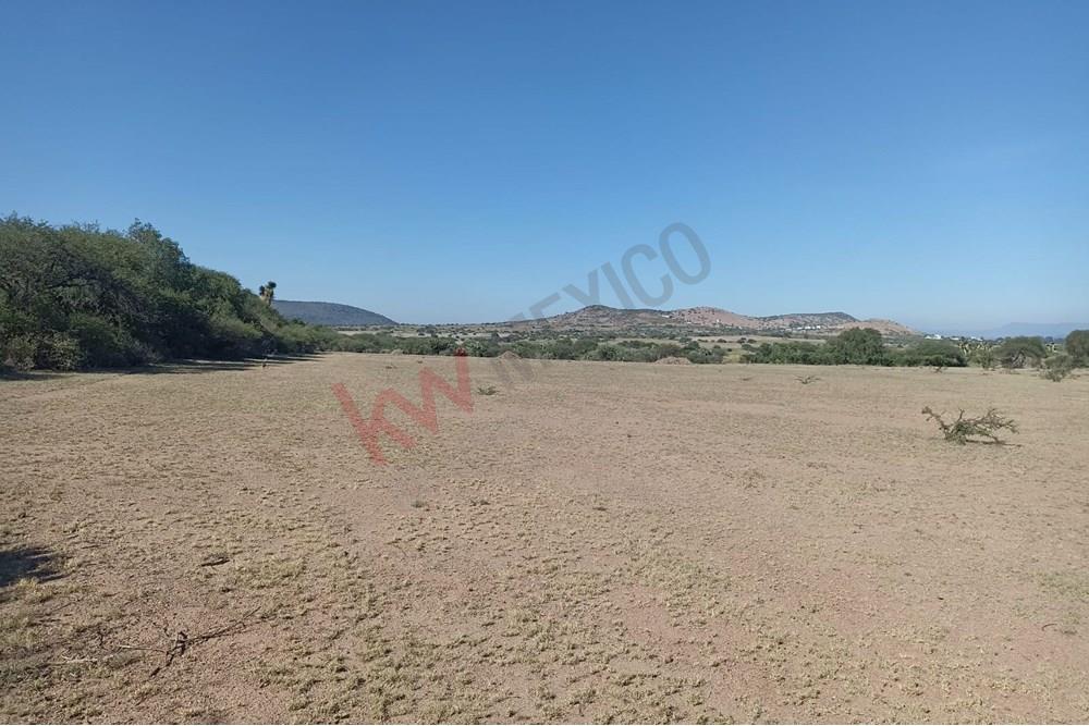 2 Hectáreas totalmente planas a 800 m de carretera de asfalto y a 22 Km del Aeropuerto de QRO