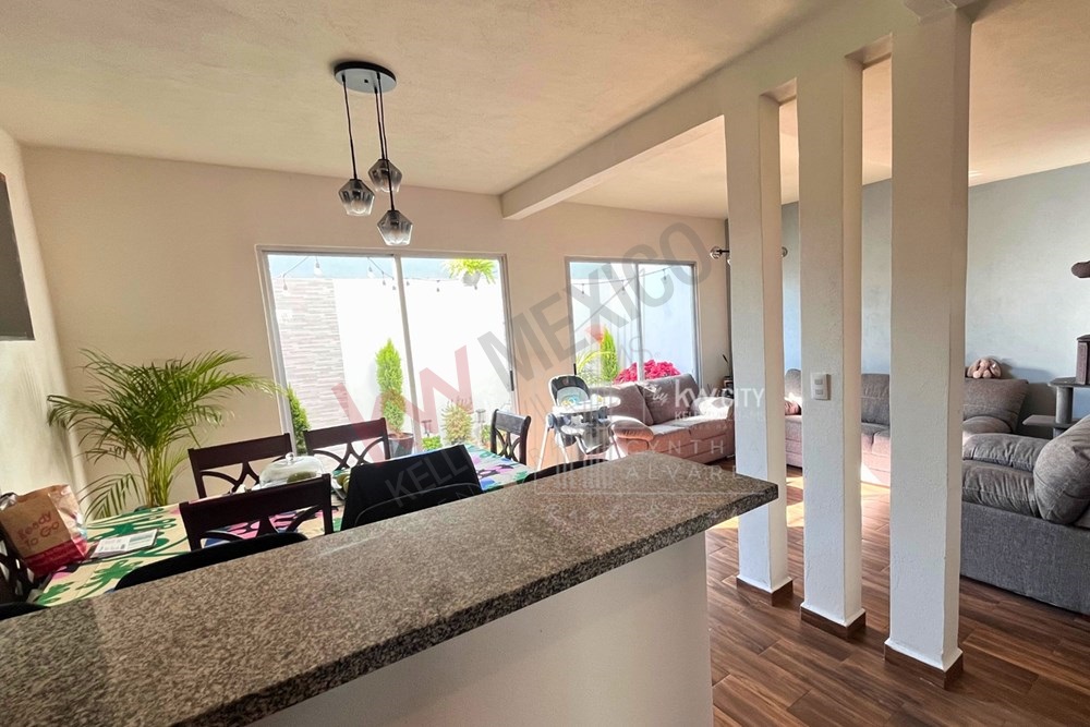 Casa en Venta - Iluminada y espaciosa con 3 pisos y un pequeño jardín.