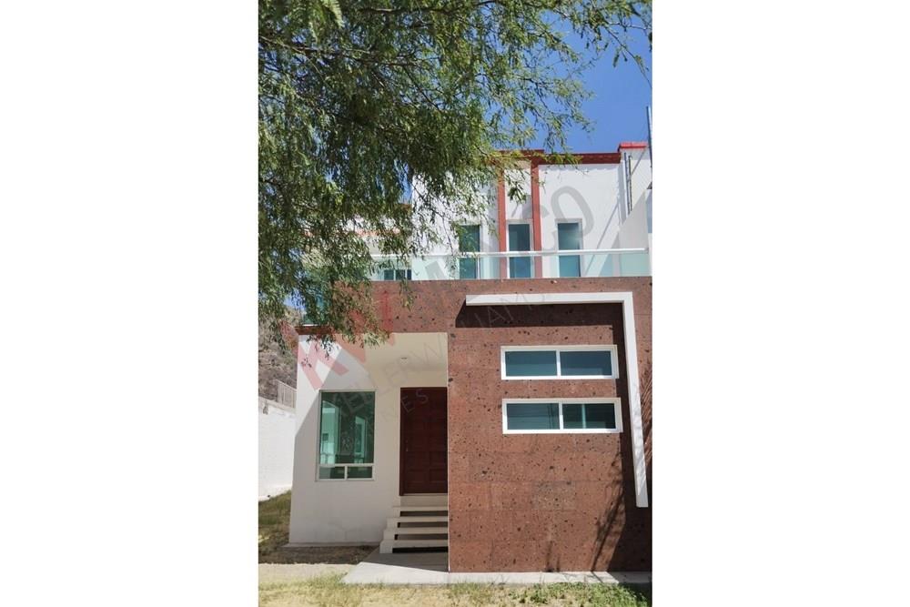 RENTA DE CASA AMPLIA EN SOLARES BANTHI EN SAN JUAN DEL RIO QUERETARO