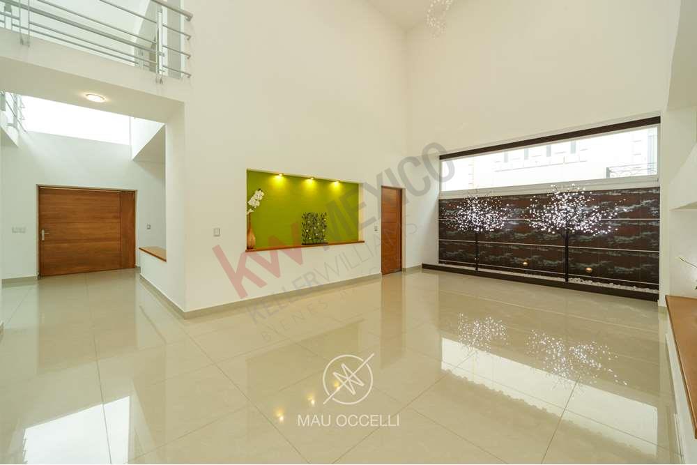 Venta de Casa alto standing en Querétaro, con vista panorámica, terraza y alberca