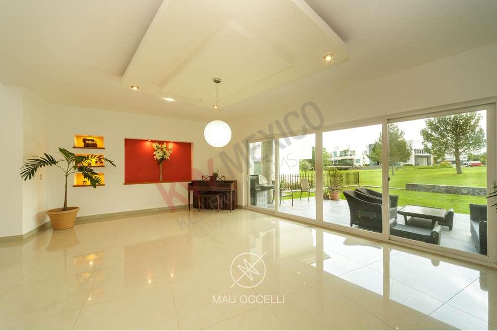 Venta de Casa alto standing en Querétaro, con vista panorámica, terraza y alberca