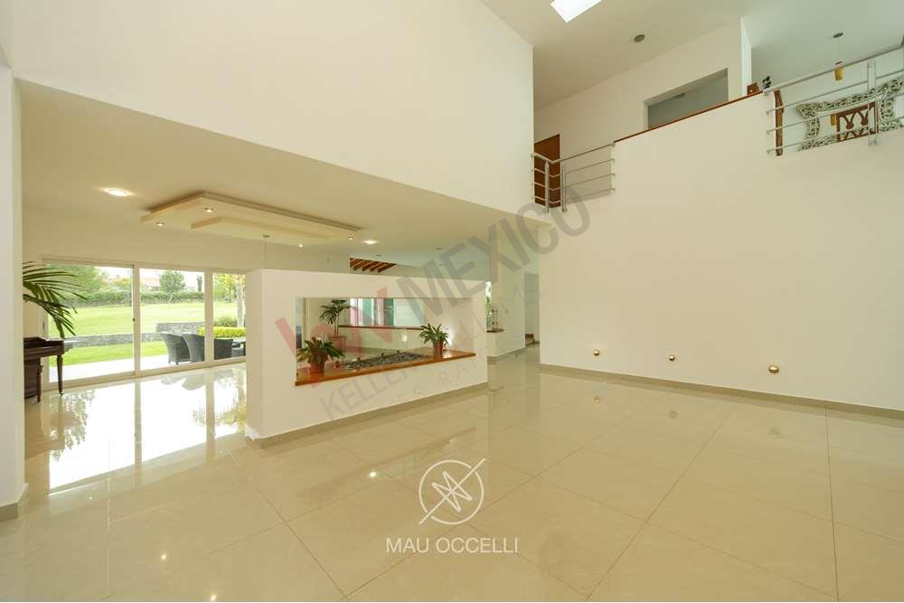 Venta de Casa alto standing en Querétaro, con vista panorámica, terraza y alberca