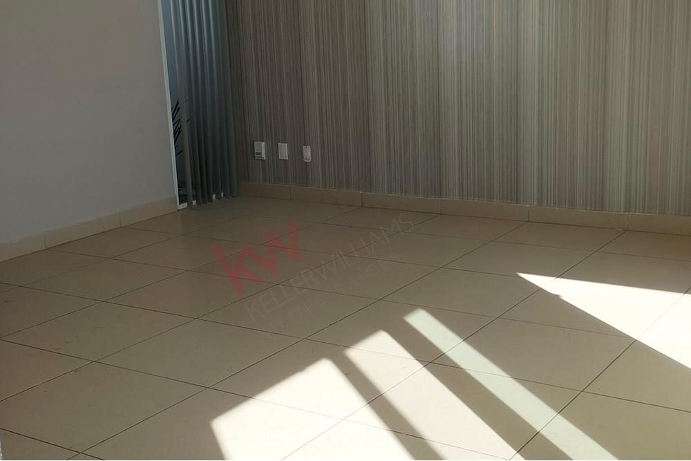 Vive en ésta impecable casa en “El Refugio”, uno de los fraccionamientos que forman parte del Querétaro Moderno, en atractivo conjunto con vigilancia y control de acceso.