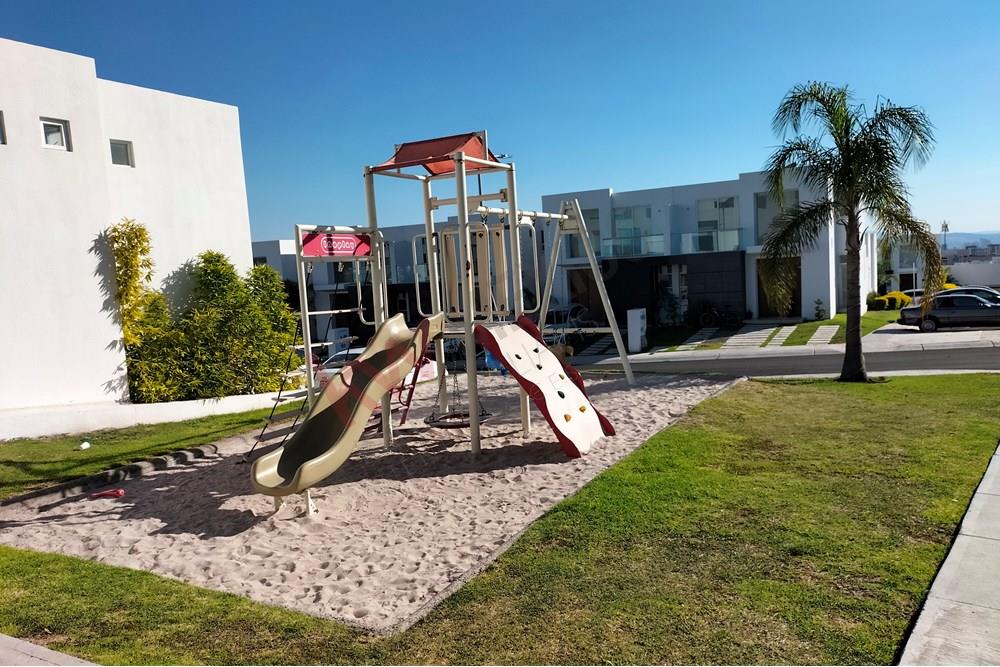 Vive en ésta impecable casa en “El Refugio”, uno de los fraccionamientos que forman parte del Querétaro Moderno, en atractivo conjunto con vigilancia y control de acceso.