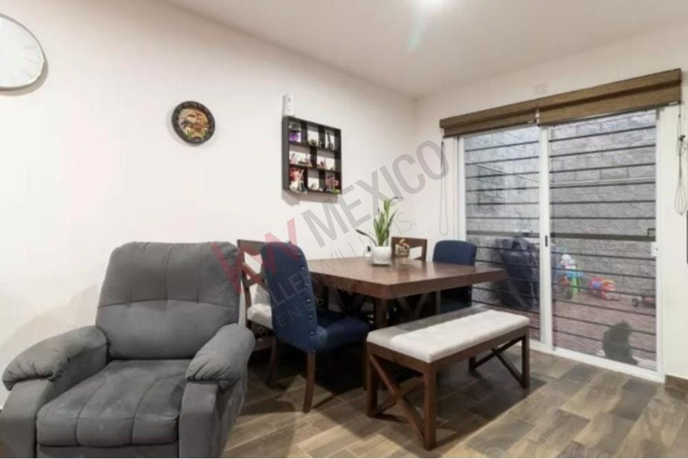 casa tres niveles, 3 recamaras, opcion a cuarta, roof garden con asador y tarja, en la zona de la piramide del pueblito, zona tranquila, comercios, seguridad