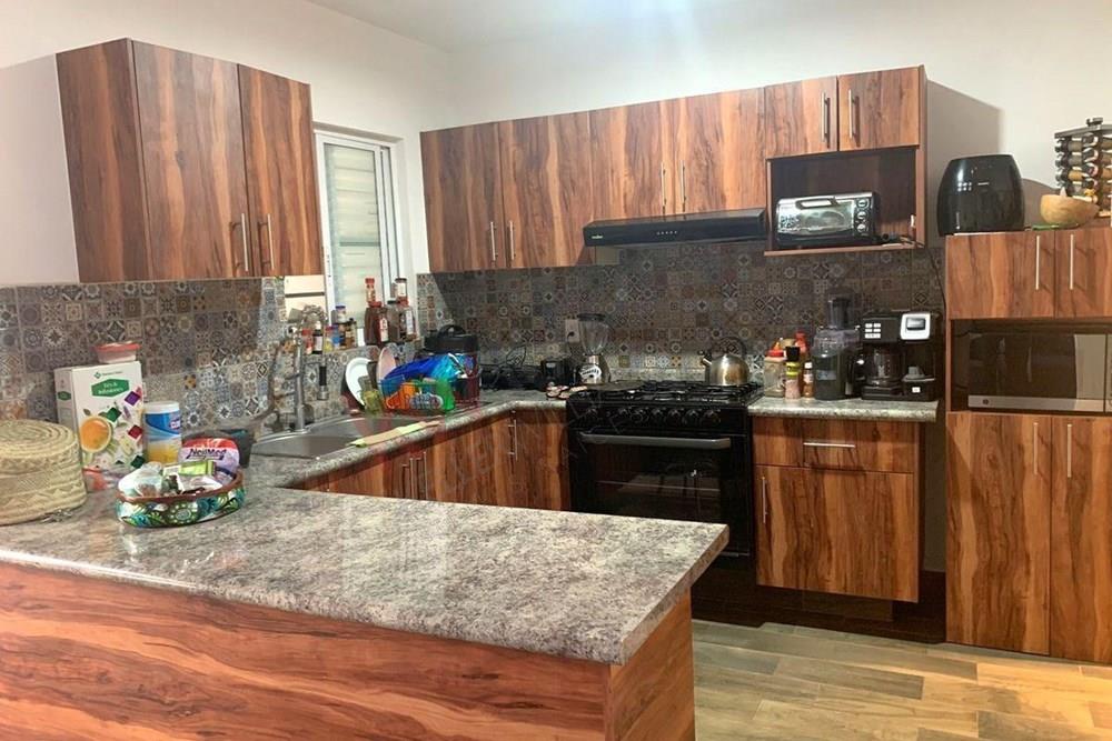 casa tres niveles, 3 recamaras, opcion a cuarta, roof garden con asador y tarja, en la zona de la piramide del pueblito, zona tranquila, comercios, seguridad