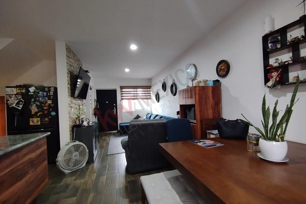 casa tres niveles, 3 recamaras, opcion a cuarta, roof garden con asador y tarja, en la zona de la piramide del pueblito, zona tranquila, comercios, seguridad