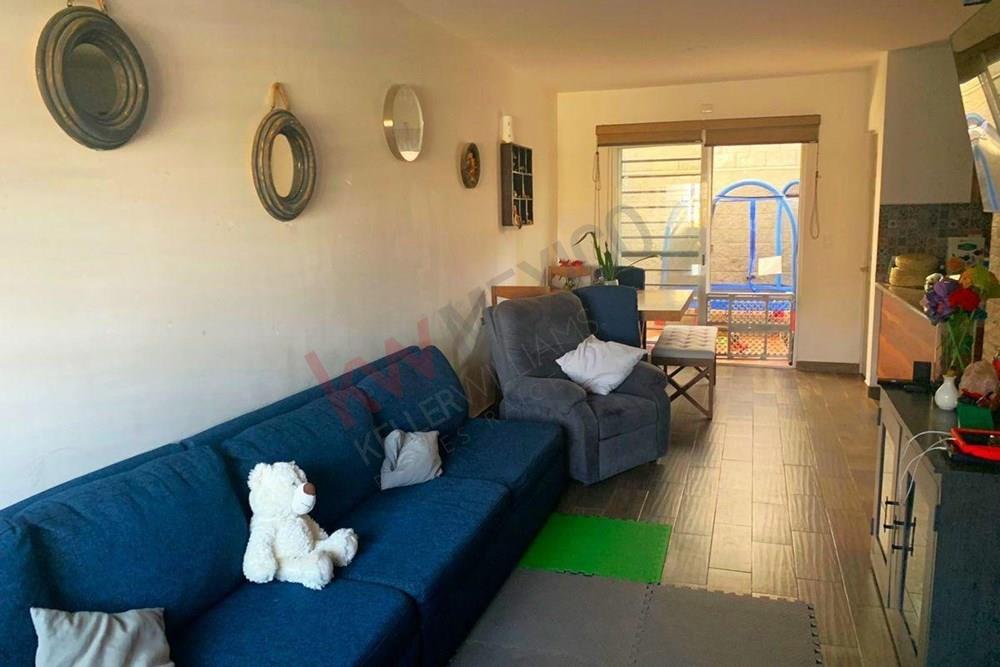 casa tres niveles, 3 recamaras, opcion a cuarta, roof garden con asador y tarja, en la zona de la piramide del pueblito, zona tranquila, comercios, seguridad