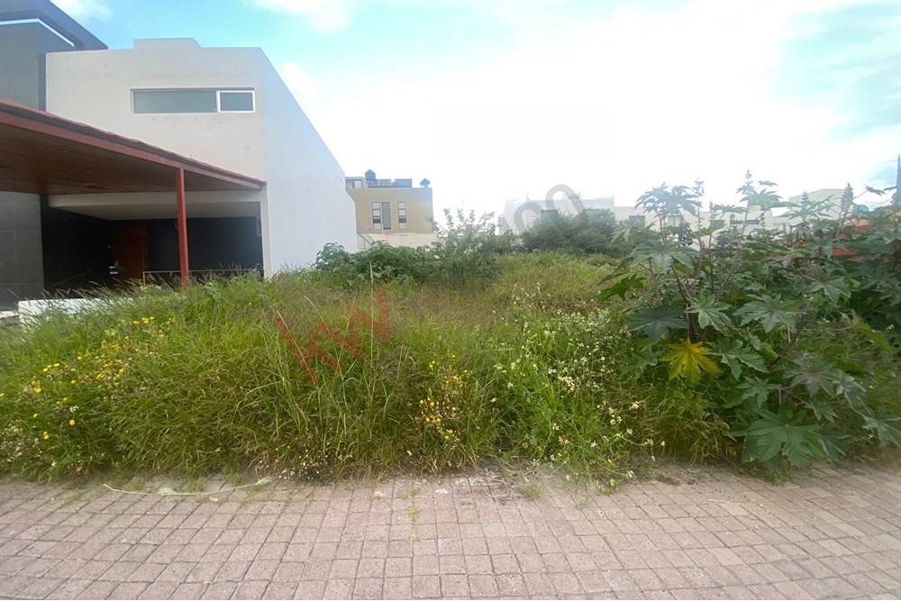 VENTA DE TERRENO EN EL FRACCIONAMIENTO EL REFUGIO, EXCELENTE UBICACIÓN EN CALLE ABIERTA.