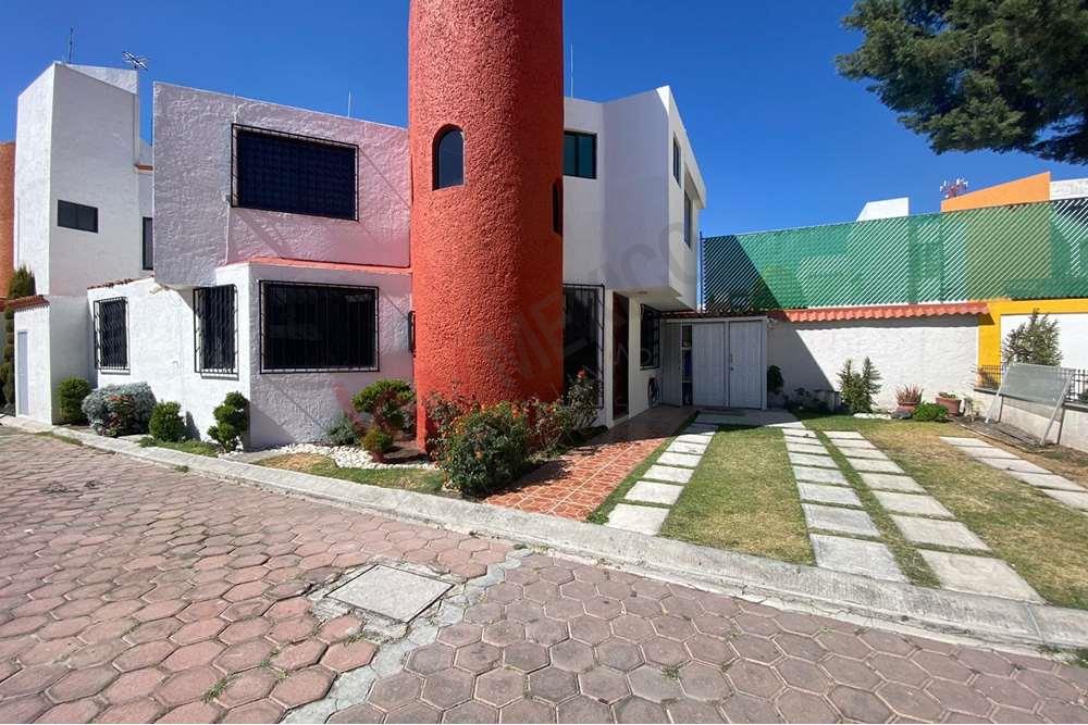 Casa AMUEBLADA a una cuadra de UDLAP de 3 recamaras en privada de 9 casas con acceso rápido a periférico