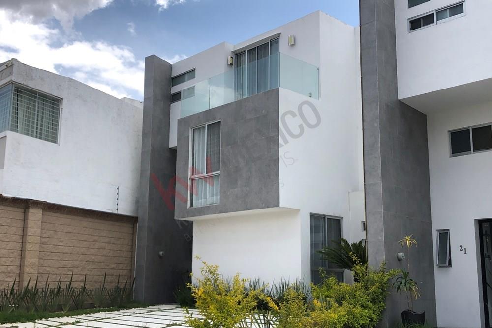 Renta casa de hasta 4 recámaras, en Lomas de Angelópolis, Parque Querétaro con alberca